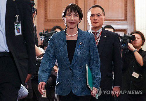 유신회 대표 만나러 가는 다카이치 자민당 총재(도쿄 로이터=연합뉴스) 다카이치 사나에 일본 자민당 총재가 20일 요시무라 히로후미 일본유신회 대표와 만나기 위해 이동하고 있다.