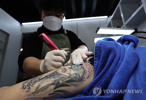2024년 3월 7일 오후 서울의 한 작업실에서 타투이스트가 타투 작업을 하고 있다. [연합뉴스 자료사진]
