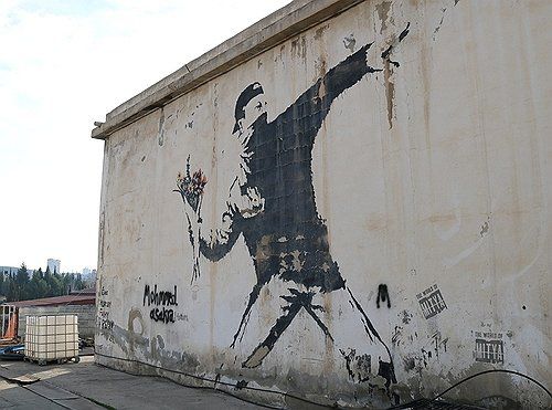 꽃을 던지는 사람이스라엘 텔아이브 요르단강 서안의 분리장벽 부근 주유소에 그려진 '얼굴 없는 예술가' 뱅크시의 벽화. [연합뉴스 자료사진]