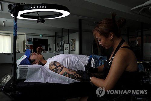'비의료인 문신 시술 허용' 문신사법 제정 8월 27일 서울 시내의 한 타투샵에서 작업 중인 타투이스트.[연합뉴스 자료사진]