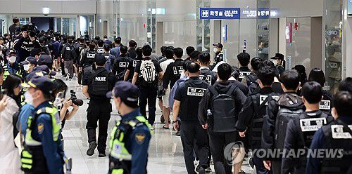 캄보디아에서 한국으로 송환된 한국인 구금자들(영종도=연합뉴스) 김성민 기자 = 캄보디아 온라인 사기에 가담해 구금된 한국인들이 18일 오전 인천국제공항 제2터미널을 통해 송환되고 있다. 이날 송환에는 경찰 호송조 190여명이 투입됐다. 2025.10.18 [공동취재] ksm7976@yna.co.kr