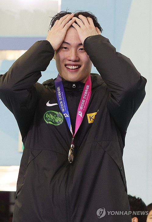 기뻐하는 황선우(부산=연합뉴스) 강선배 기자 = 황선우(강원도청)가 20일 오후 부산 사직실내수영장에서 열린 제106회 전국체육대회 수영 남자 일반부 자유형 200m 결승 시상식에서 금메달을 목에 걸고 기뻐하고 있다. 2025.10.20 sbkang@yna.co.kr