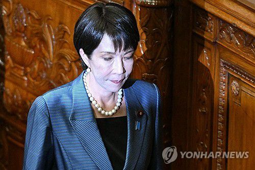 총리로 선출된 다카이치 사나에 일본 집권 자민당 총재(도쿄 로이터=연합뉴스) 다카이치 사나에 일본 집권 자민당 총재가 21일 중의원(하원) 총리 지명선거에서 투표하고 있다.