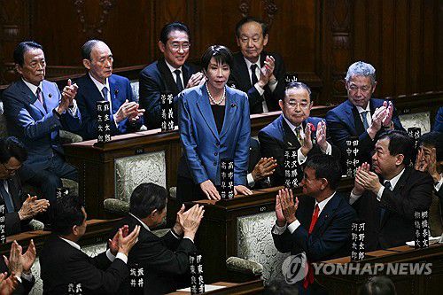 박수받는 다카이치 일본 총리(도쿄 AFP=연합뉴스) 다카이치 사나에 일본 총리가 21일 중의원(하원) 총리 지명선거 결과 발표 이후 박수를 받고 있다.