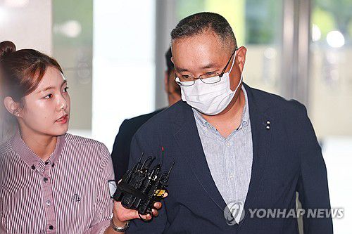 특검 피의자 조사 출석하는 최진규 전 해병 11포병대대장(서울=연합뉴스) 서대연 기자 = 최진규 전 해병대 1사단 11포병대대장이 1일 피의자 조사 출석을 위해 서울 서초구 이명현 순직해병 특별검사팀 사무실로 향하고 있다. 2025.9.1 dwise@yna.co.kr