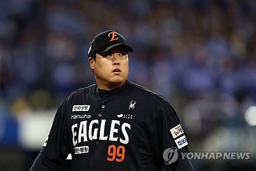 호투하는 류현진(대구=연합뉴스) 윤동진 기자 = 21일 대구삼성라이온즈파크에서 열린 2025 KBO 포스트시즌 플레이오프 한화 이글스 대 삼성 라이온즈 3차전. 2회 말 한화 선발 투수 류현진이 투구를 마친 후 더그아웃으로 향하고 있다. 2025.10.21 mon@yna.co.kr