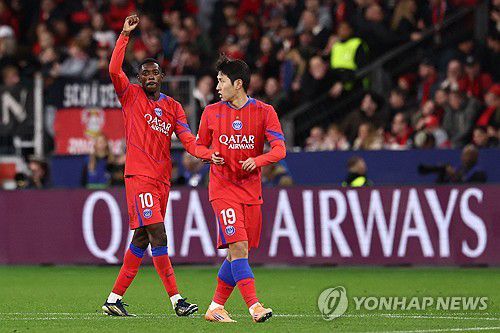 골세리머니를 펼치는 우스만 뎀벨레(왼쪽)와 이강인[AFP=연합뉴스]