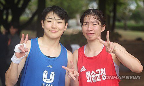 한국 여자 복싱 희망, 오연지와 임애지(김해=연합뉴스) 김동민 기자 = 15일 경남 김해학생체육관에서 열린 제105회 전국체육대회(전국체전) 복싱 여자일반부 라이트급 임애지(전남·홍)와 오연지(울산·청)가 경기 종료 후 인터뷰하며 밝은 표정을 짓고 있다. 2024.10.15 image@yna.co.kr