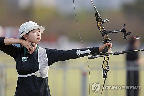 양궁 임시현 전국체전 집중(진주=연합뉴스) 김동민 기자 = 16일 경남 진주 공군교육사령부 연병장에서 열린 '제105회 전국체육대회(전국체전)' 양궁 여자 대학부 개인전 결승 임시현(한국체대)과 오예진(광주여대)의 경기. 임시현이 집중하고 있다. 2024.10.16 image@yna.co.kr