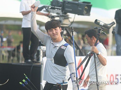 전국체전 양궁 김제덕 금메달(진주=연합뉴스) 김동민 기자 = 16일 경남 진주 공군교육사령부 연병장에서 열린 '제105회 전국체육대회(전국체전)' 양궁 남자 일반부 개인전 결승 김제덕(예천군청)과 남유빈(현대제철) 경기에서 금메달을 딴 김제적이 관중을 향해 손 인사하고 있다. 2024.10.16 image@yna.co.kr image@yna.co.kr