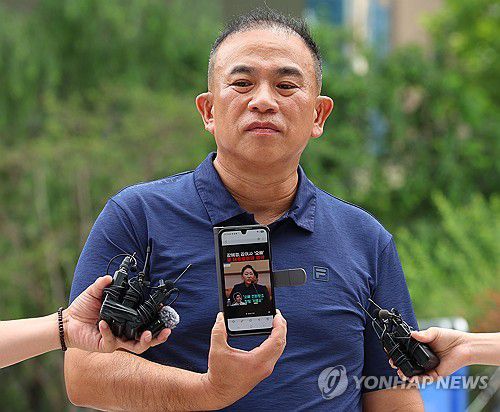 국정감사 당시 강혜경 씨 답변 영상 틀어보이는 명태균(서울=연합뉴스) 김도훈 기자 = 공천개입 의혹을 받는 정치 브로커 명태균씨가 31일 뇌물공여 혐의 피의자 신분으로 조사를 받기 위해 서울 종로구에 위치한 김건희 특검 사무실로 출석하며 취재진에게 지난해 국정감사 당시 강혜경씨의 답변 영상을 틀어보이고 있다. 2025.7.31 superdoo82@yna.co.kr
