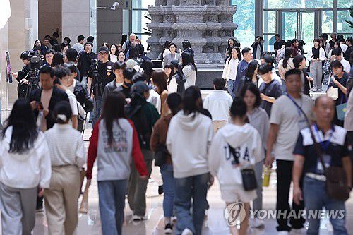 북적이는 국립중앙박물관(서울=연합뉴스) 강민지 기자 = 국립중앙박물관은 올해 1월 1일부터 이달 15일까지 박물관을 찾은 관람객이 총 501만6천382명으로 잠정 집계됐다고 밝혔다. 연간 관람객이 500만명대를 기록한 건 1945년 박물관(당시 국립박물관) 개관 이후 처음이다. 사진은 17일 북적이는 박물관 모습. 2025.10.17 mjkang@yna.co.kr