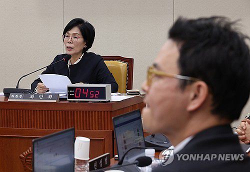 최민희 위원장 발언듣는 박정훈 의원(서울=연합뉴스) 박동주 기자 = 국민의힘 박정훈 의원이 20일 서울 여의도 국회 과학기술정보방송통신위원회에서 열린 국정감사에서 최민희 위원장의 발언을 듣고 있다. 2025.10.20 pdj6635@yna.co.kr