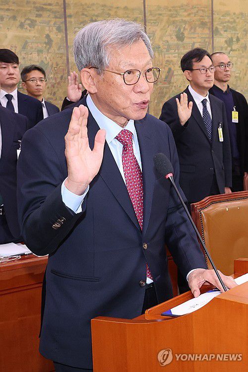 선서하는 유홍준 국립중앙박물관장(서울=연합뉴스) 김주성 기자 = 유홍준 국립중앙박물관장이 22일 서울 여의도 국회에서 열린 문화체육관광위원회의 국립중앙박물관, 국립중앙도서관 등에 대한 국정감사에서 증인선서를 하고 있다. 2025.10.22 utzza@yna.co.kr