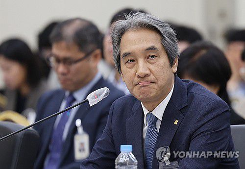 입술 깨문 전남대총장(전주=연합뉴스) 정경재 기자 = 이근배 전남대학교 총장이 22일 전북대에서 열린 국회 교육위원회 국정감사에서 질의를 받고 있다. 2025.10.22 jaya@yna.co.kr