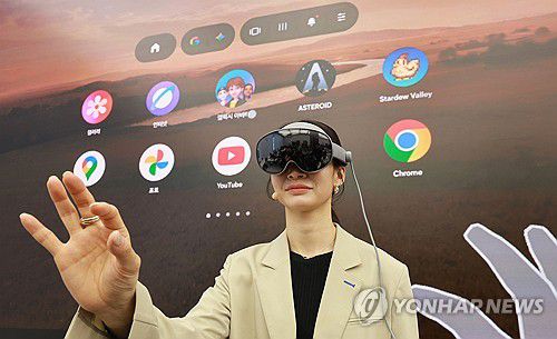 '갤럭시 XR'로 체험하는 확장현실(서울=연합뉴스) 한종찬 기자 = 22일 서울 서초구 삼성 강남에서 열린  '갤럭시 XR' 출시 행사에서 그룹 관계자가 제품을 시연하고 있다. 갤럭시 XR은 삼성전자, 구글과 퀄컴이 함께 만든 첫 고성능 XR 기기다. 헤드셋을 착용하고 눈동자와 손, 목소리로 기기를 제어할 수 있다. 2025.10.22 saba@yna.co.kr