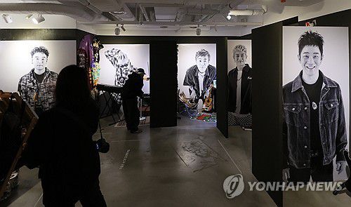 밴드 크라잉넛 30년의 기록들(서울=연합뉴스) 류효림 기자 = 22일 서울 마포구 KT&G 상상마당에서 열린 밴드 크라잉넛 30주년 기념 전시 간담회에서 참석자들이 전시장을 둘러보고 있다. 2025.10.22 ryousanta@yna.co.kr