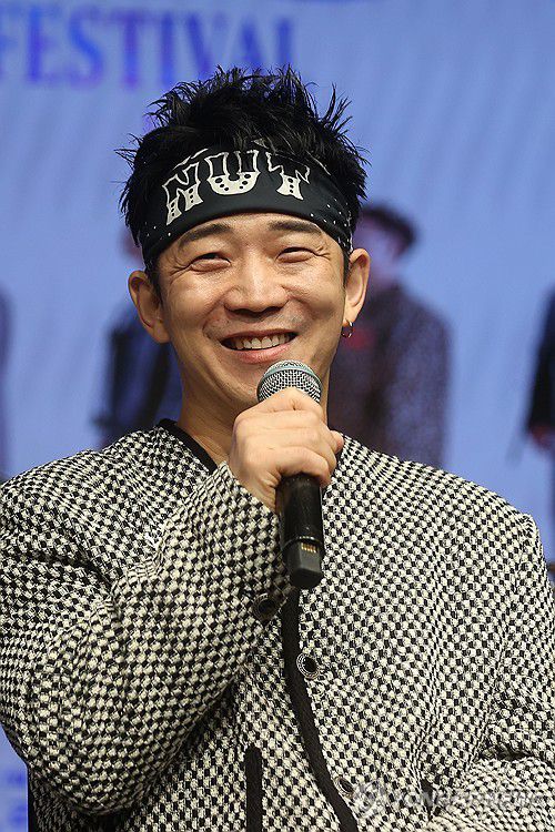 인사말하는 크라잉넛 한경록(서울=연합뉴스) 류효림 기자 = 밴드 크라잉넛의 한경록이 22일 서울 마포구 KT&G 상상마당에서 열린 밴드 크라잉넛 30주년 기념 전시 간담회에서 인사말을 하고 있다. 2025.10.22 ryousanta@yna.co.kr