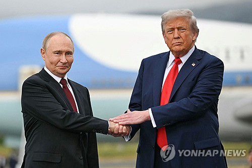 푸틴과 트럼프(앵커리지 AFP=연합뉴스) 2025년 8월 15일 미국 알래스카 앵커리지의 엘먼도프-리처드슨 합동기지에서 정상회담을 위해 만난 블라디미르 푸틴(왼쪽) 러시아 대통령과 도널드 트럼프(오른쪽) 미국 대통령. (Photo by ANDREW CABALLERO-REYNOLDS / AFP) 2025.10.23.