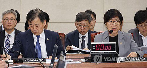 국회에서 답변하는 정은경 보건복지부 장관(회색 재킷)정은경 보건복지부 장관이 2025년 10월 15일 서울 여의도 국회에서 열린 국회 보건복지위원회의 보건복지부, 질병관리청 등에 대한 국정감사에서 의원 질의에 답하고 있다. [연합뉴스 사진]