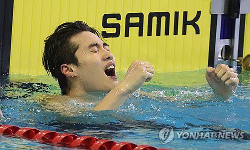 환호하는 황선우(부산=연합뉴스) 강선배 기자 = 20일 오후 부산 동래구 사직실내수영장에서 열린 제106회 전국체육대회 수영 남자일반부 자유형 200m 결승에서 황선우(강원도청)가 기록을 확인하고 환호하고 있다. 2025.10.20 sbkang@yna.co.kr