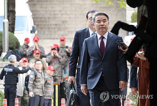 영장심사 출석한 이종섭 전 국방장관(서울=연합뉴스) 신준희 기자 = 채상병 순직 및 수사 외압·은폐 의혹의 핵심 피의자인 이종섭 전 국방부 장관이 23일 구속 전 피의자심문을 위해 서초동 서울중앙지법으로 들어가고 있다. 2025.10.23 hama@yna.co.kr