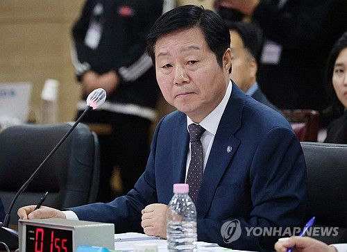 질의듣는 김정겸 충남대 총장(청주=연합뉴스) 박건영 기자 = 김정겸 충남대학교 총장이 23일 충북대에서 열린 국회 교육위원회 국정감사에서 질의를 받고 있다. 2025.10.23 pu7@yna.co.kr