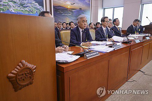 국토위 국정감사에서 질의 듣는 손태락 한국부동산원 원장(서울=연합뉴스) 황광모 기자 = 손태락 한국부동산원 원장이 23일 서울 여의도 국회 국토교통위원회에서 열린 2025년도 국토위 산하 기관에 대한 국정감사에서 의원 질의를 듣고 있다. 2025.10.23 hkmpooh@yna.co.kr