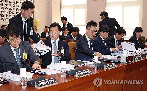 국정감사 준비하는 검사장들(서울=연합뉴스) 류영석 기자 = 23일 국회 법제사법위원회에서 열린 2025년 국정감사에서 수도권 소재 검찰청 검사장들이 출석해 감사 시작을 기다리고있다.     왼쪽부터 김태훈 서울남부지검장, 정진우 서울중앙지검장, 구자현 서울고검장, 이준범 수원고검장 직무대리, 박재억 수원지검장, 임은정 서울동부지검장. 2025.10.23 ondol@yna.co.kr