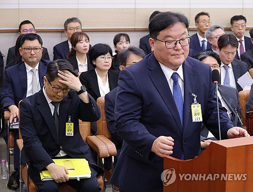 의원 질의 답변하는 엄희준 검사(서울=연합뉴스) 류영석 기자 = 엄희준 광주고검 검사가 23일 국회 법제사법위원회에서 열린 2025년 국정감사에서 의원 질의에 답변하기 위해 발언대에 서고 있다. 왼쪽은 문지석 광주고검 검사. 2025.10.23 ondol@yna.co.kr