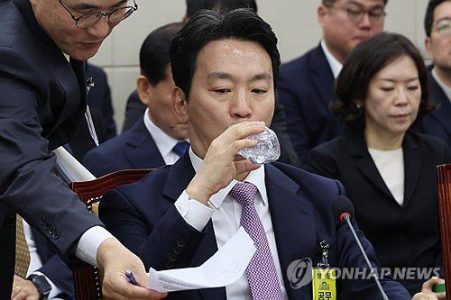 물 마시는 박장범 KBS 사장(서울=연합뉴스) 김주성 기자 = 박장범 KBS 사장이 23일 국회 과학기술정보방송통신위원회에서 열린 한국방송공사(KBS), 한국교육방송공사(EBS), 문화방송(MBC) 대주주 방송문화진흥회 등에 대한 국정감사에서 답변을 준비하며 물을 마시고 있다. 2025.10.23 utzza@yna.co.kr