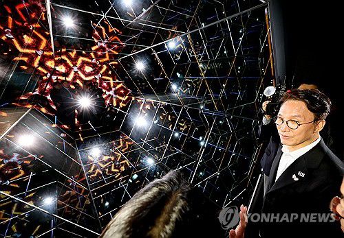 APEC 정상회의 경제 전시장, '번영의 빛'(경주=연합뉴스) 배재만 기자 = 김민석 국무총리가 23일 경상북도 경주시 엑스포공원에 마련된 APEC 정상회의 경제 전시장을 방문, 첨단미래산업관에서 '번영의 빛'을 살펴보고 있다. 2025.10.23 scoop@yna.co.kr