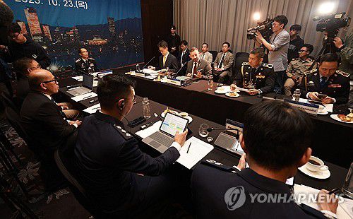 경찰 국제공조협의체 출범(서울=연합뉴스) 한종찬 기자 = 시릴 구트(Cyril Gout) 인터폴 치안서비스사무차장이 23일 서울 여의도 콘래드 호텔에서 열린 경찰 국제공조협의체 출범식에서 발언하고 있다. 태국·필리핀·라오스 등을 비롯해 인터폴(국제형사경찰기구), 아세아나폴(아세안 지역 경찰협력체) 등 국제경찰 협력기구도 이번 협의체에 참여한다. 2025.10.23 saba@yna.co.kr