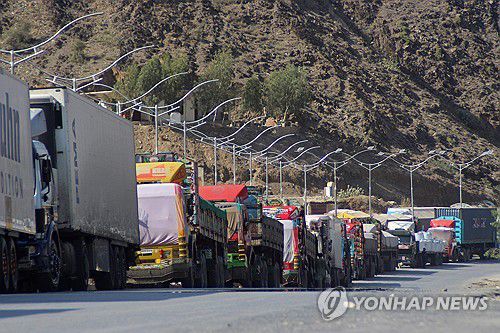 10월21일 토르캄 국경검문소의 아프간쪽에서 대기중인 화물 트럭[AFP 연합뉴스 자료사진. 재판매 및 DB 금지]