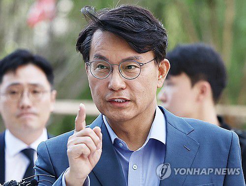 특검 향하는 윤상현 의원(서울=연합뉴스) 김성민 기자 = 국민의힘 윤상현 의원이 27일 서울 종로구 광화문 kt웨스트 김건희 특검 사무실로 향하고 있다. 2025.7.27 ksm7976@yna.co.kr