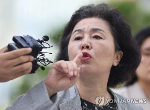 발언하는 김영선 전 의원(서울=연합뉴스) 윤동진 기자 = 국민의힘 김영선 전 의원이 4일 조사를 받기 위해 민중기 특별검사팀이 있는 서울 종로구 KT광화문빌딩 웨스트로 출석하며 발언하고 있다. 2025.8.4 mon@yna.co.kr