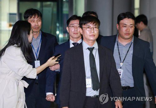 영장심사 마친 임성근 전 해병대 1사단장(서울=연합뉴스) 홍해인 기자 = 채상병 순직 및 수사 외압·은폐 의혹의 핵심 피의자인 임성근 전 해병대 1사단장이 23일 서울 서초구 서울중앙지방법원에서 열린 구속 전 피의자 심문(영장실질심사)을 마친 뒤 법원을 나서고 있다. 2025.10.23 hihong@yna.co.kr