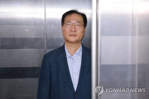 피의자 신분으로 해병특검 출석하는 박성재 전 장관(서울=연합뉴스) 신현우 기자 = 박성재 전 법무부 장관이 24일 서울 서초구 이명현 순직해병 특별검사팀에 피의자 신분으로 출석하고 있다.     박 전 장관은 채 상병 사망사건 수사 외압 의혹의 핵심 피의자인 이종섭 전 국방부 장관의 호주 도피를 도운 혐의를 받는다. 2025.10.24 nowwego@yna.co.kr