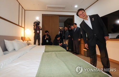 APEC 정상회의 미디어숙소 점검하는 김민석 총리(경주=연합뉴스) 배재만 기자 = 김민석 국무총리가 24일 경상북도 경주시에 마련된 아시아ㆍ태평양경제협력체(APEC) 정상회의 미디어 숙소를 찾아 시설을 점검하고 있다. 2025.10.24 scoop@yna.co.kr