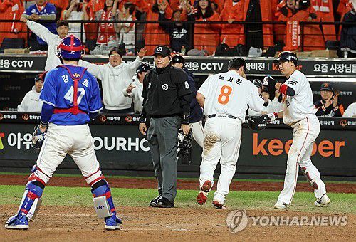 6점 앞서가는 한화(대전=연합뉴스) 김준범 기자 = 24일 대전한화생명볼파크에서 열린 2025 프로야구 KBO리그 포스트시즌 플레이오프 5차전 삼성 라이온즈와 한화 이글스의 경기. 5회말 무사 2, 3루 한화 채은성 2타점 적시타 때 2루 주자 노시환이 득점하고 있다. 2025.10.24 psykims@yna.co.kr