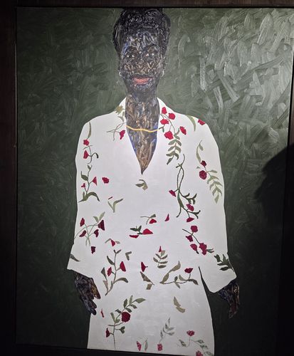 아모아코 보아포 2025년 작 '수놓은 장미들'(Embroidered Roses)(경주=연합뉴스) 박의래 기자 = 아모아코 보아포 2025년 작 '수놓은 장미들'(Embroidered Roses)이 전시된 모습. 작가는 캔버스에 직접 수를 놓아 장미꽃 무늬 의상을 표현했다. 2025.10.23. laecorp@yna.co.kr