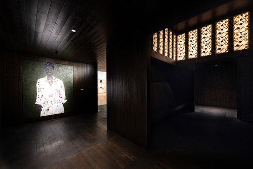 전시 전경전시장에 설치된 한옥 양식의 파빌리온과 작품들. [우양미술관 제공. 재판매 및 DB 금지]