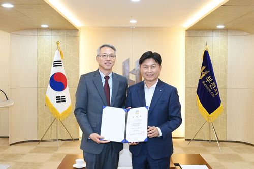 임명식 사진 왼쪽부터 문동수 신임 부천시박물관장, 조용익 부천시장 [부천문화재단 제공. 재판매 및 DB 금지]