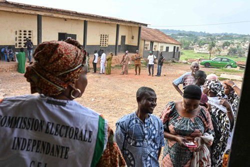 대선 투표 기다리는 코트디부아르 유권자들[AFP 연합뉴스 재판매 및 DB 금지]