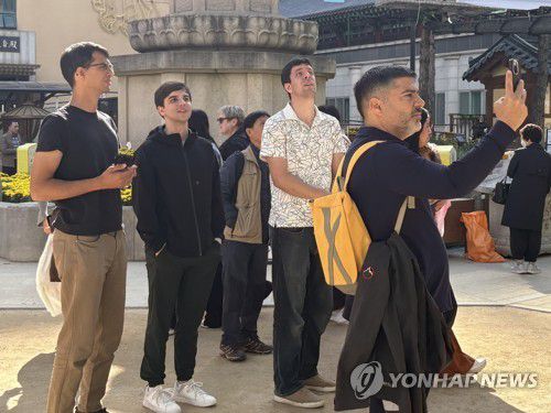 눈에 담거나 사진 찍거나…(서울=연합뉴스) 최혜정 인턴기자 = 지난 23일 외국인 관광객들이 저마다의 방식으로 조계사를 둘러보고 있다. 2025.10.25