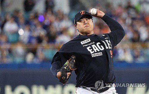 역투하는 류현진(대구=연합뉴스) 윤관식 기자 = 21일 대구 삼성라이온즈파크에서 열린 2025 프로야구 KBO리그 포스트시즌 플레이오프 3차전 한화 이글스와 삼성 라이온즈의 경기. 1회말 한화 선발투수 류현진이 역투하고 있다. 2025.10.21 psik@yna.co.kr