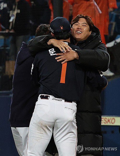 문동주 안고 함박웃음 짓는 류현진(대구=연합뉴스) 윤관식 기자 = 21일 대구 삼성라이온즈파크에서 열린 2025 프로야구 KBO리그 포스트시즌 플레이오프 3차전 한화 이글스와 삼성 라이온즈의 경기. 경기 종료 후 한화 류현진이 문동주를 안아주고 있다. 2025.10.21 psik@yna.co.kr