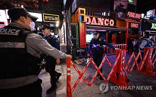 이태원 거리 보행자 중앙분리대 점검(서울=연합뉴스) 홍해인 기자 = 10·29 이태원 참사 3주기를 앞둔 24일 서울 용산구 이태원 세계음식문화의 거리 일대에서 서울경찰 기동순찰대원들이 핼러윈 데이를 앞두고 다중밀집 예방 순찰을 하며 거리에 설치된 이동식 중앙 분리대를 점검하고 있다. 2025.10.24 hihong@yna.co.kr