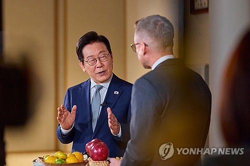 이재명 대통령, K-컬쳐 관련 CNN 인터뷰(서울=연합뉴스) 이재명 대통령이 22일 미국 CNN의 윌 리플리 기자와 K-컬쳐 관련 인터뷰를 하고 있다. 2025.10.25 [대통령실 제공. 재판매 및 DB 금지] photo@yna.co.kr