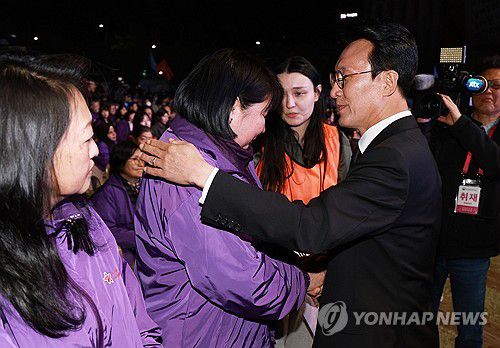 유가족 위로하는 김민석 국무총리(서울=연합뉴스) 한종찬 기자 = 김민석 국무총리가 25일 서울시청 광장에서 열린 이태원 참사 3주기 시민추모대회에서 외국 유가족을 위로하고 있다. 2025.10.25 saba@yna.co.kr